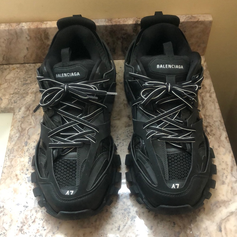 Brand new track 1 balenciaga’s I’m only selling the item on Poshmark